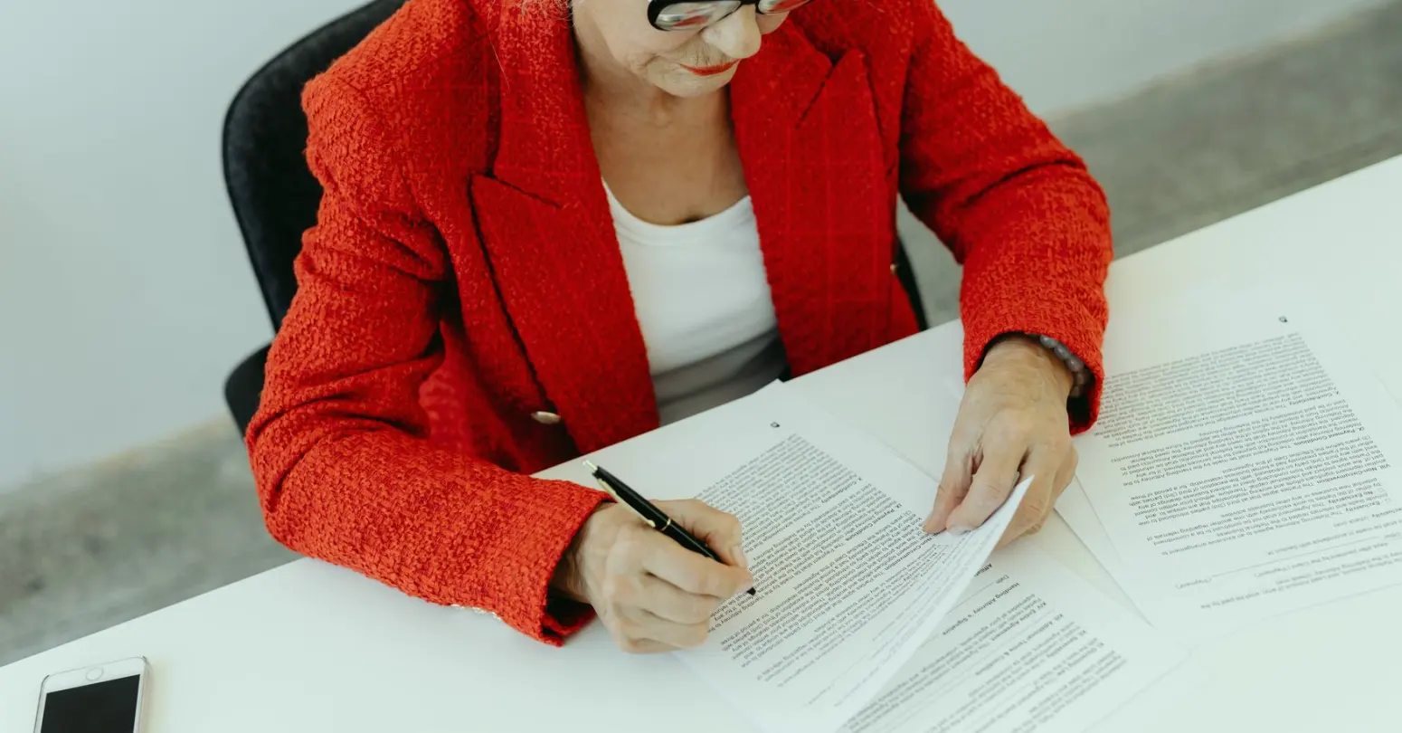 Nos bastidores da revisão de contratos: como lemos cada página consigo