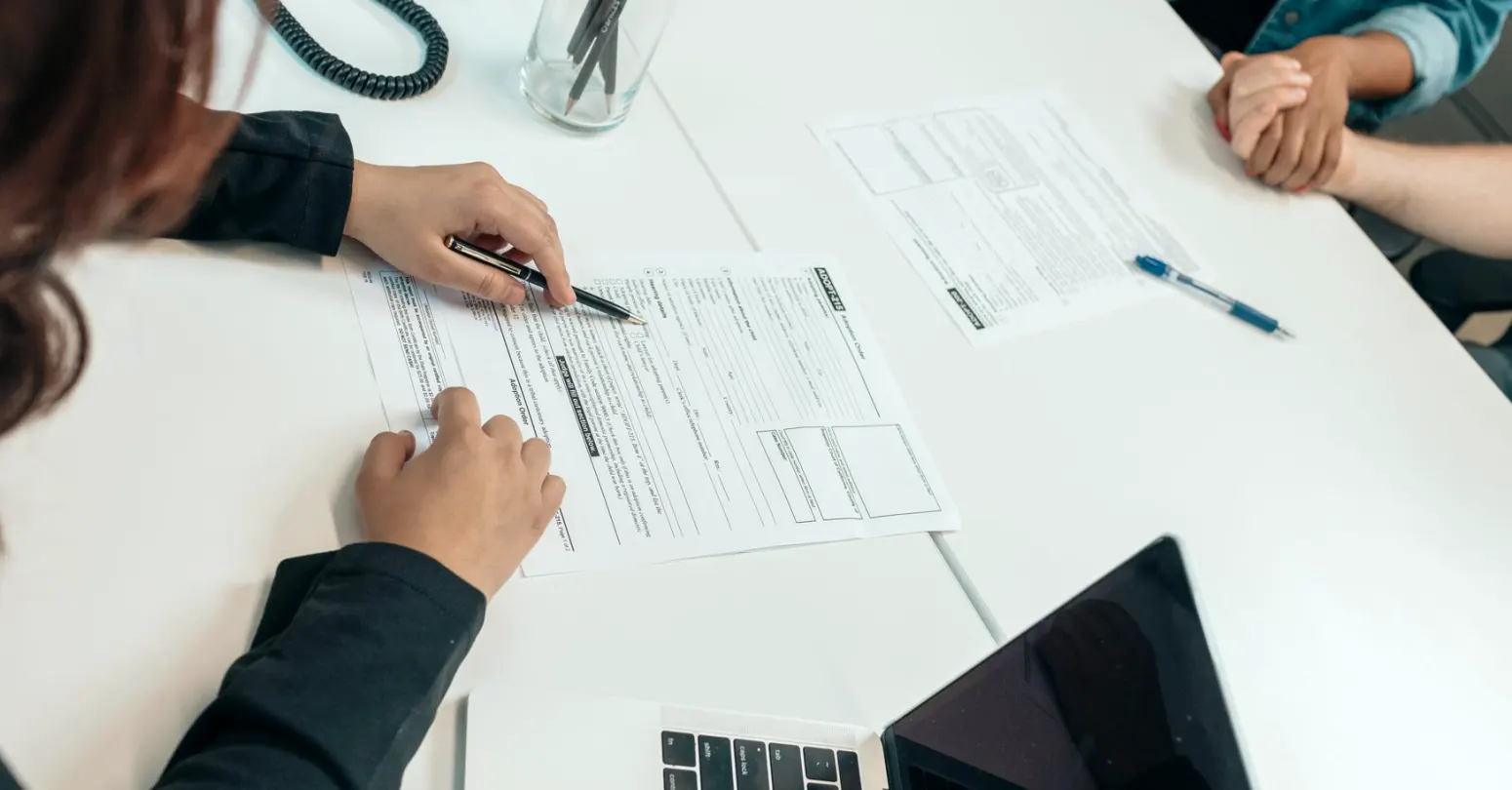 Quanto custa rever um contrato e o que faz o preço variar
